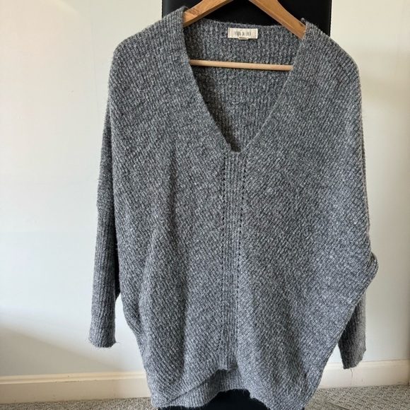 Fashion on Earth Women’s Gray Knit Sweater Size Small V-Neck High-Low Pullover - Picture 1 of 4